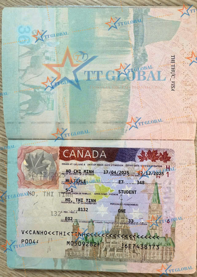 khách hàng ký hợp đồng Thang máy gia đình tại showroom Taiyo