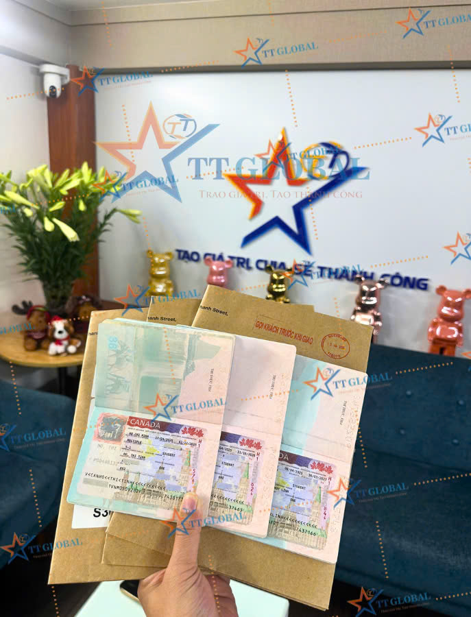 khách hàng ký hợp đồng Thang máy gia đình tại showroom Taiyo